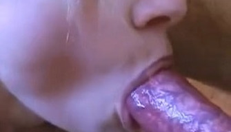 Sexy blonde suger dyp og svelger hunder cum